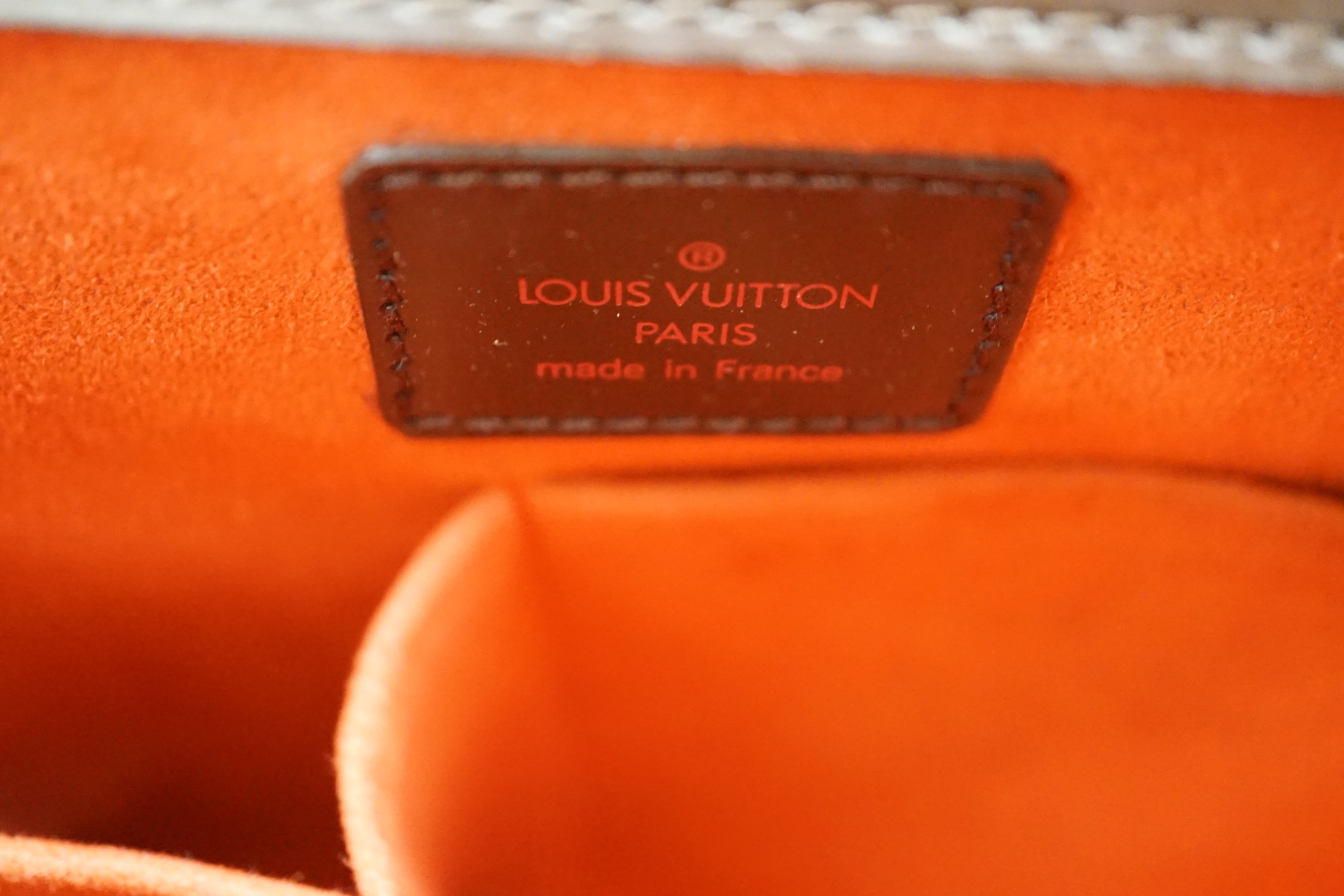 A Louis Vuitton lady’s handbag, with chequered sides, with original dust bag, 26cm excl. handles